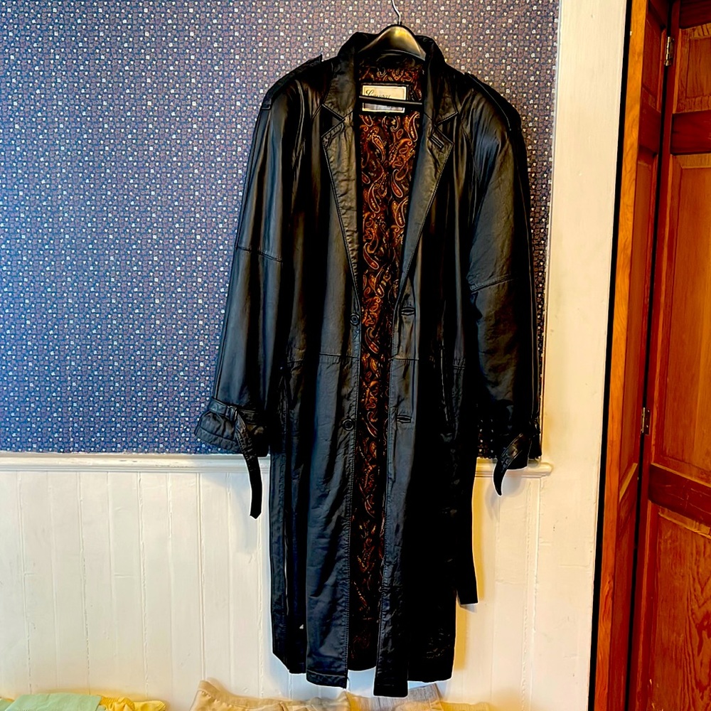 Mens  100% Leather Trench ,Chest 19 “ Length 46. Paisley lining.